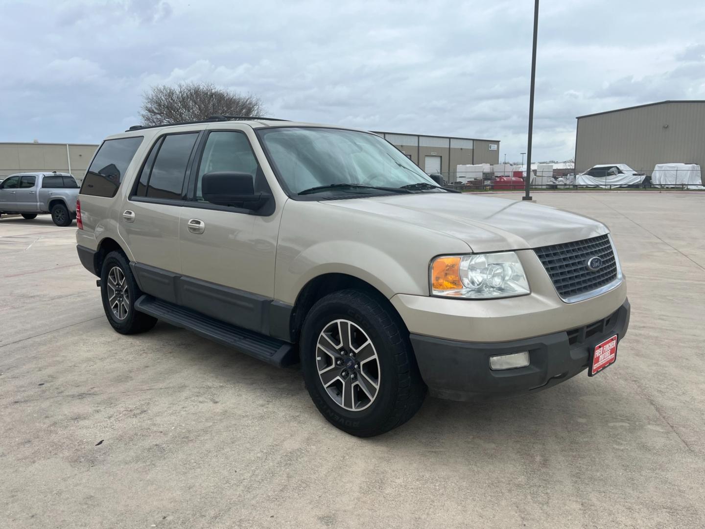 2004 GOLD /TAN Ford Expedition XLT 4.6L 2WD (1FMRU15W54L) with an 4.6L V8 SOHC 16V engine, 4-Speed Automatic Overdrive transmission, located at 14700 Tomball Parkway 249, Houston, TX, 77086, (281) 444-2200, 29.928619, -95.504074 - Photo#0